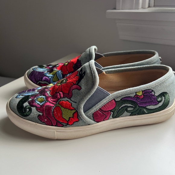 Steve Madden: Denim Floral Embroidered Sneakers - Picture 3 of 7